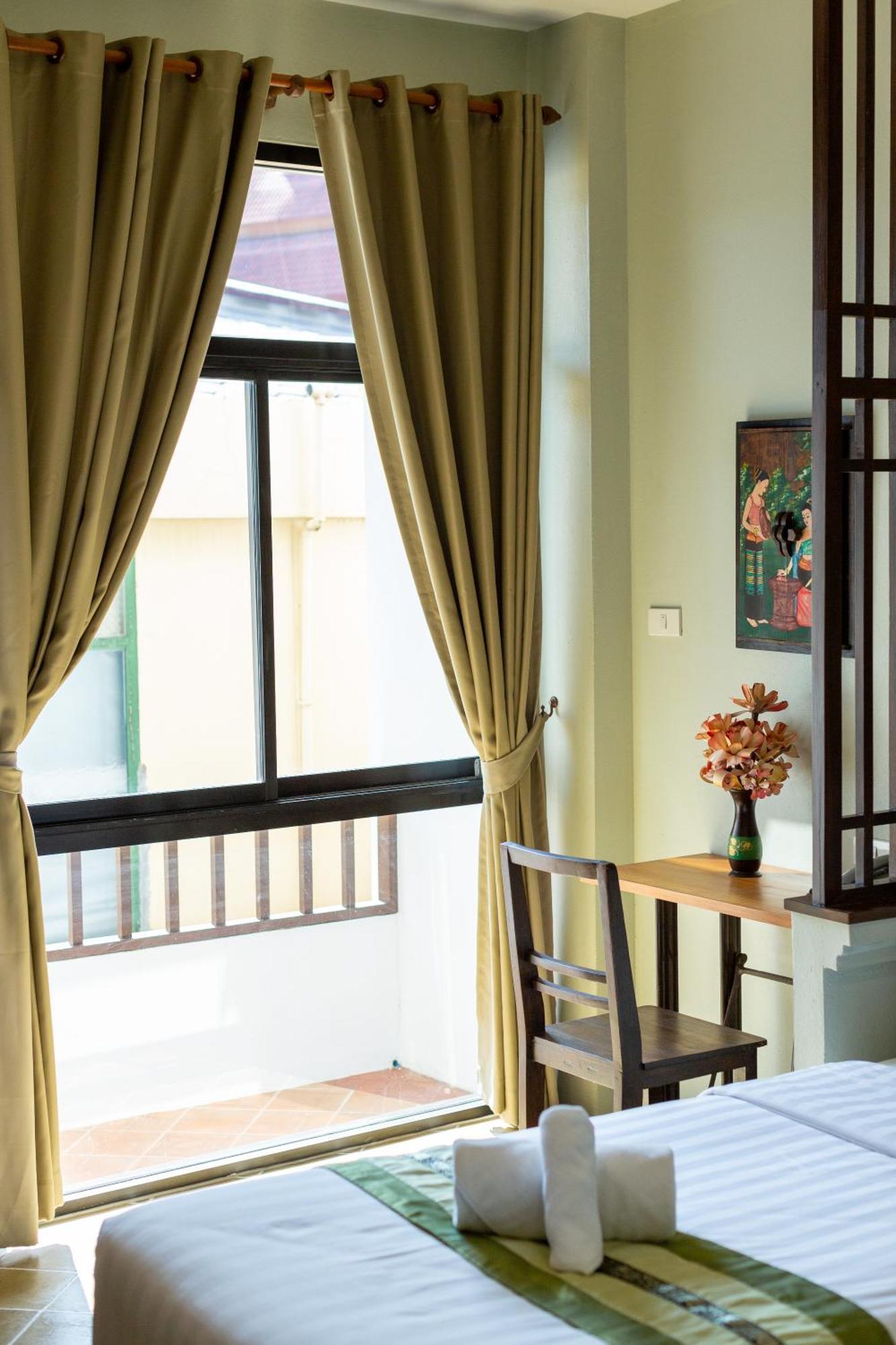 Hotel Huen Hug Chiang Mai Exterior foto
